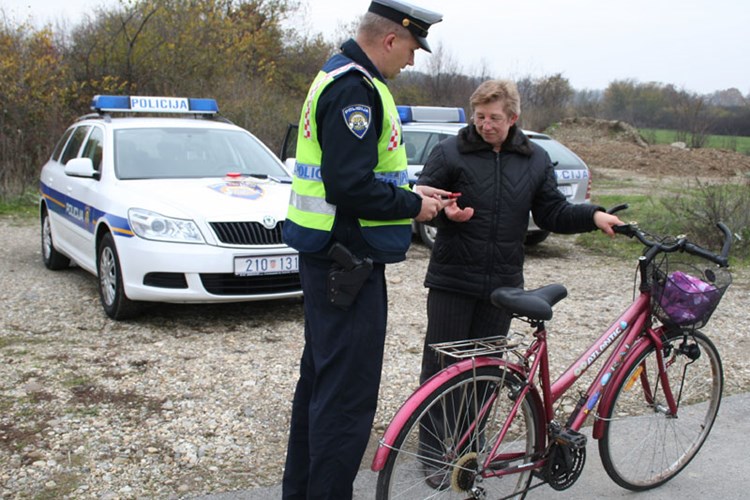 Slika Fotografije/Opcenite fotografije/prometna preventiva/vozaci-bicikla-oprez-2012.jpg